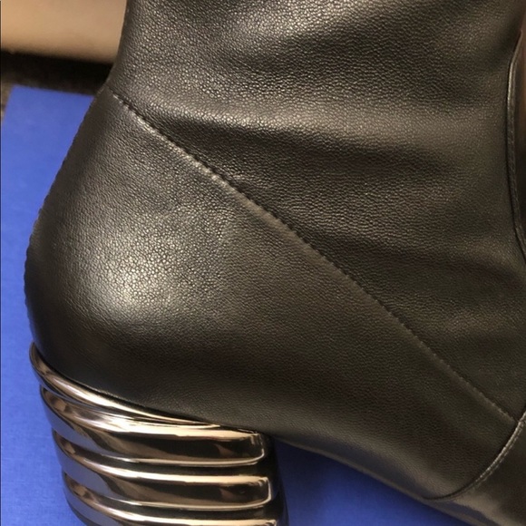 Beautiful over the née boots. Run Half Size Big. - Picture 2 of 8